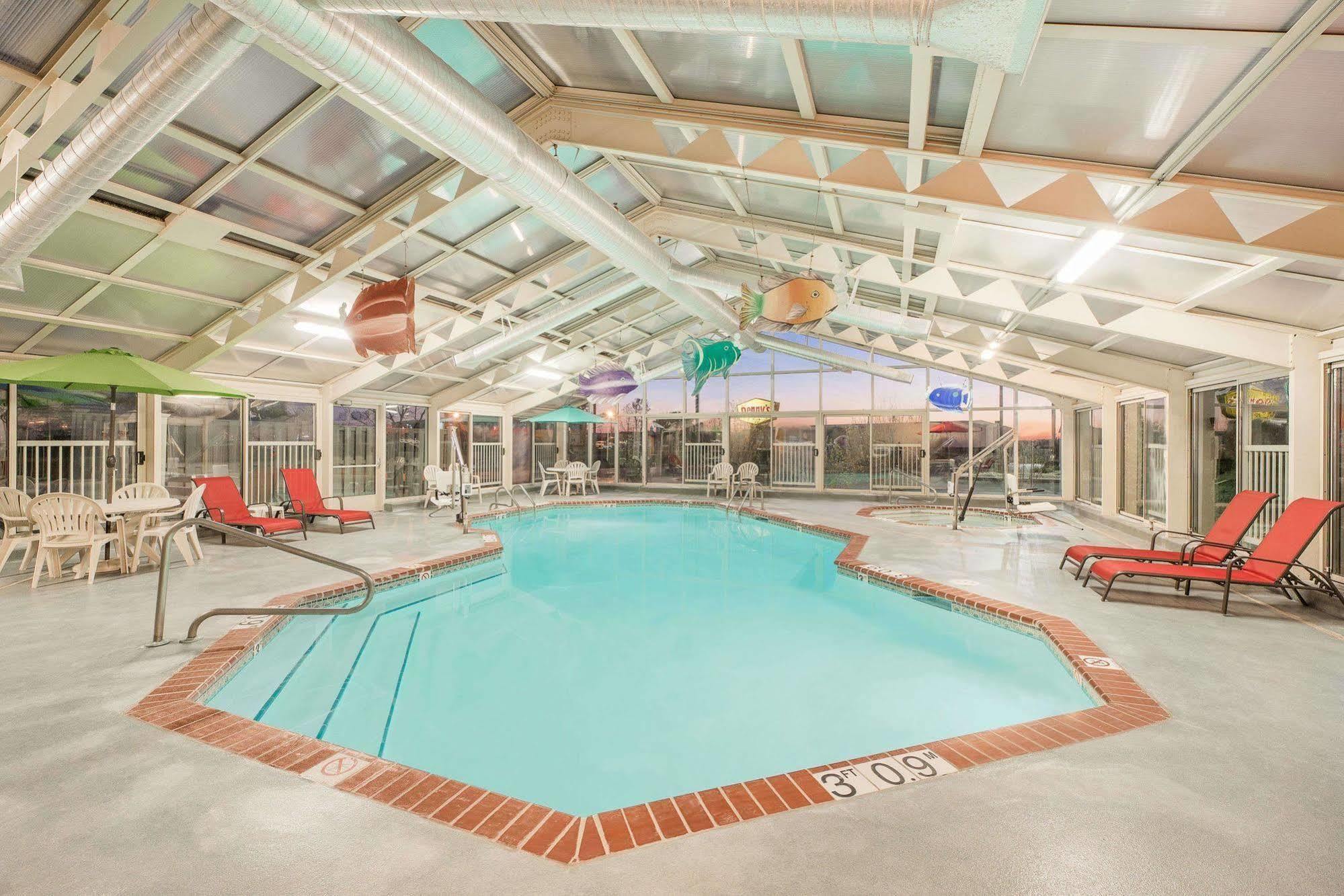 Baymont By Wyndham Litchfield Hotel Buitenkant foto